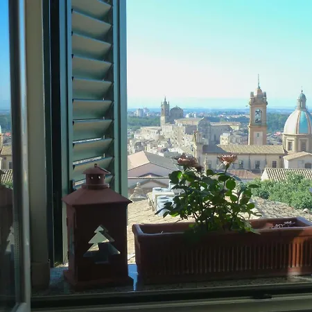 Casa Tipica Siciliana Patronale Home Bedandbreakfast Tremetrisoprailcielo Camere Con Vista, Colazione Interna In Terrazzo Panoramico Caltagirone Exterior photo