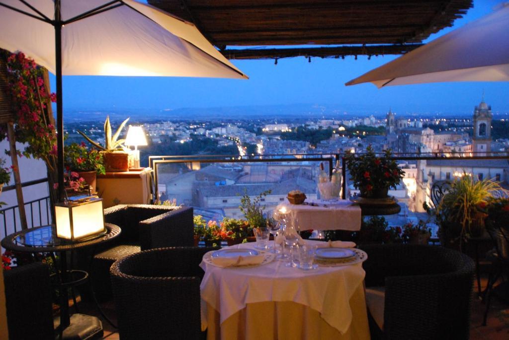 Frühstückspension Casa Tipica Siciliana Patronale Tremetrisoprailcielo Con Vista, Colazione Interna In Terrazzo Panoramico Caltagirone