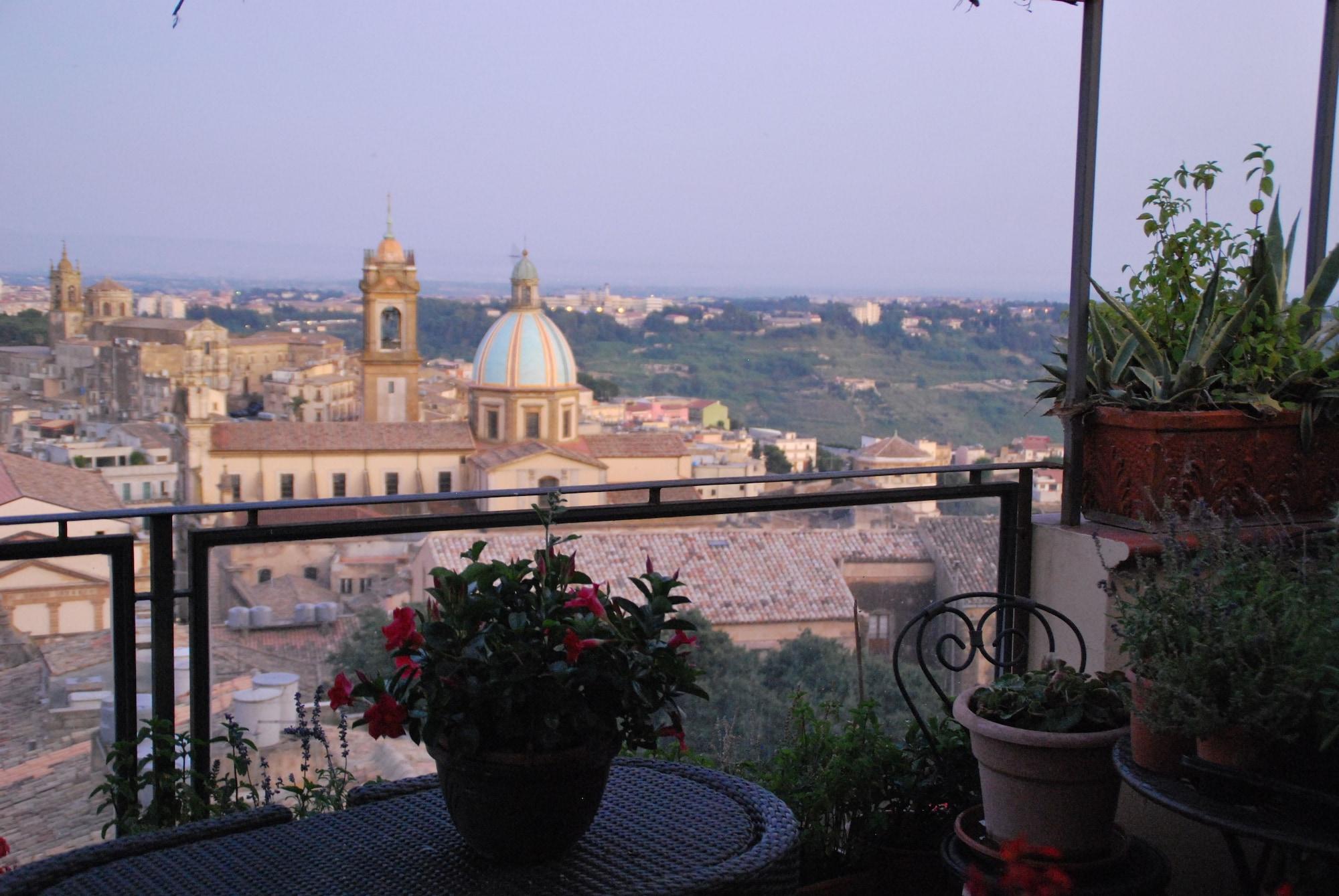 Casa Tipica Siciliana Patronale Tremetrisoprailcielo Con Vista, Colazione Interna In Terrazzo Panoramico Caltagirone