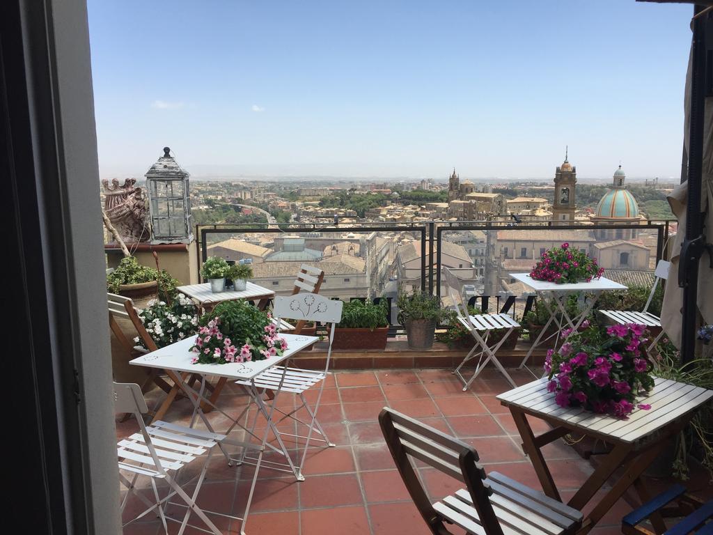 Casa Tipica Siciliana Patronale Tremetrisoprailcielo Con Vista, Colazione Interna In Terrazzo Panoramico Caltagirone