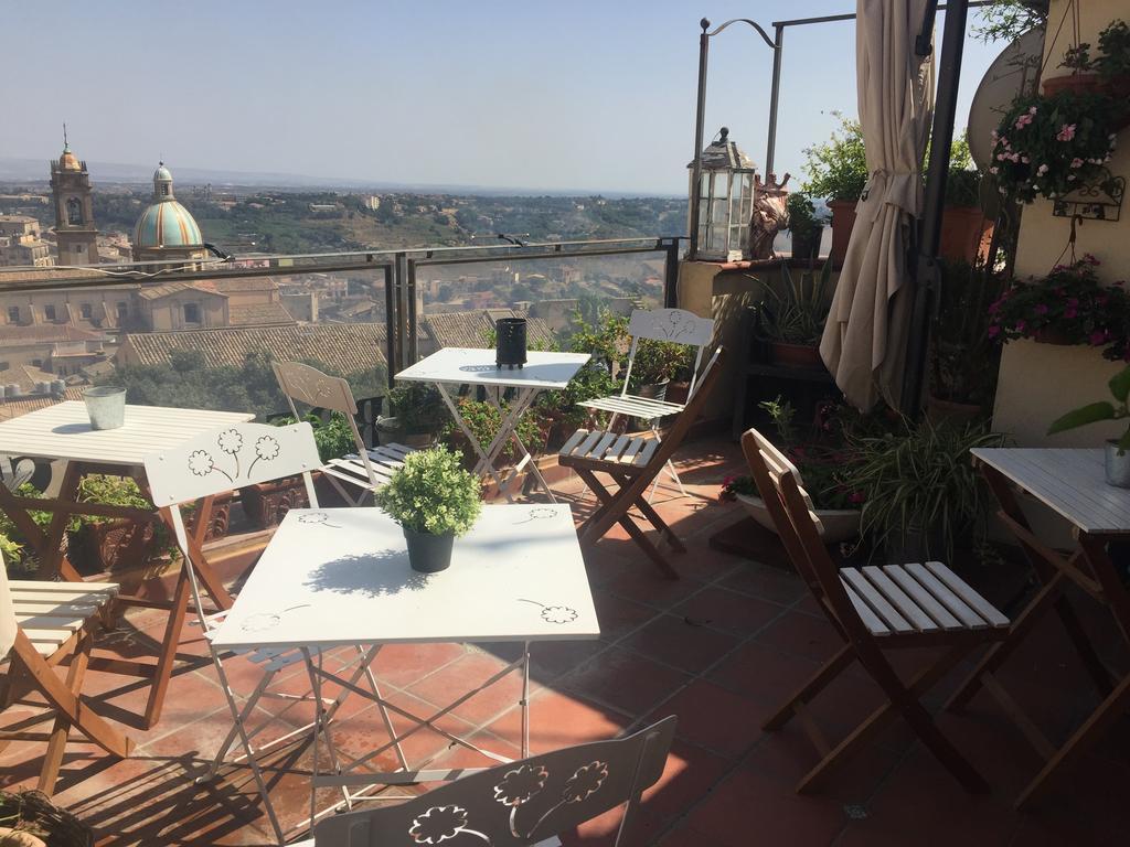 Casa Tipica Siciliana Patronale Tremetrisoprailcielo Con Vista, Colazione Interna In Terrazzo Panoramico 2*