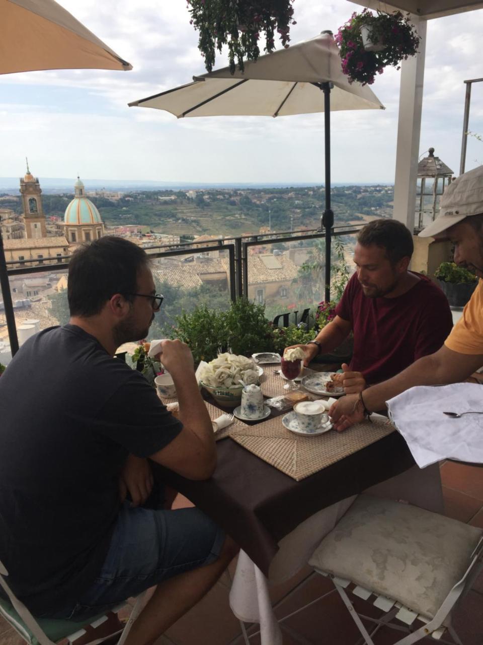 Casa Tipica Siciliana Patronale Tremetrisoprailcielo Con Vista, Colazione Interna In Terrazzo Panoramico Caltagirone