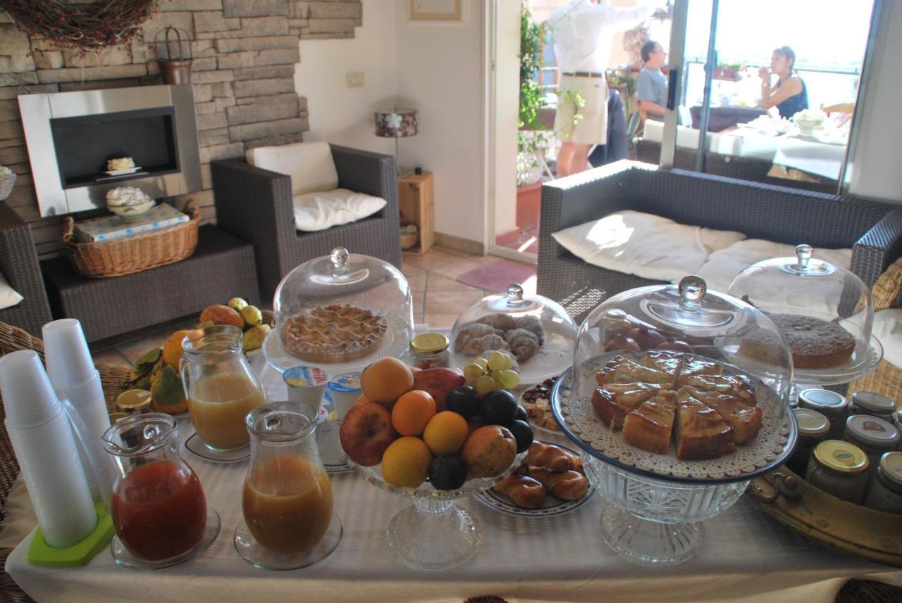 Casa Tipica Siciliana Patronale Tremetrisoprailcielo Con Vista, Colazione Interna In Terrazzo Panoramico Frühstückspension 2*