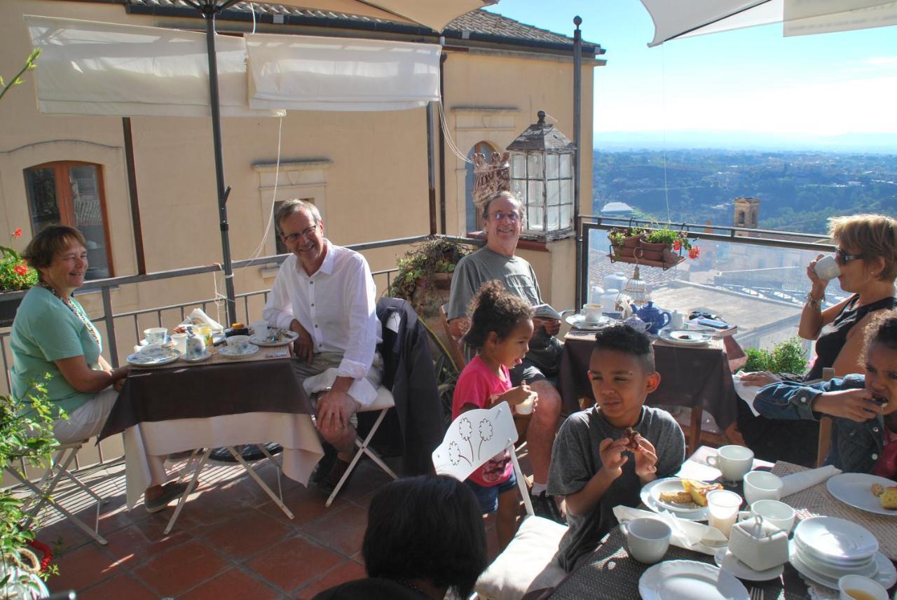 Frühstückspension Casa Tipica Siciliana Patronale Tremetrisoprailcielo Con Vista, Colazione Interna In Terrazzo Panoramico Caltagirone
