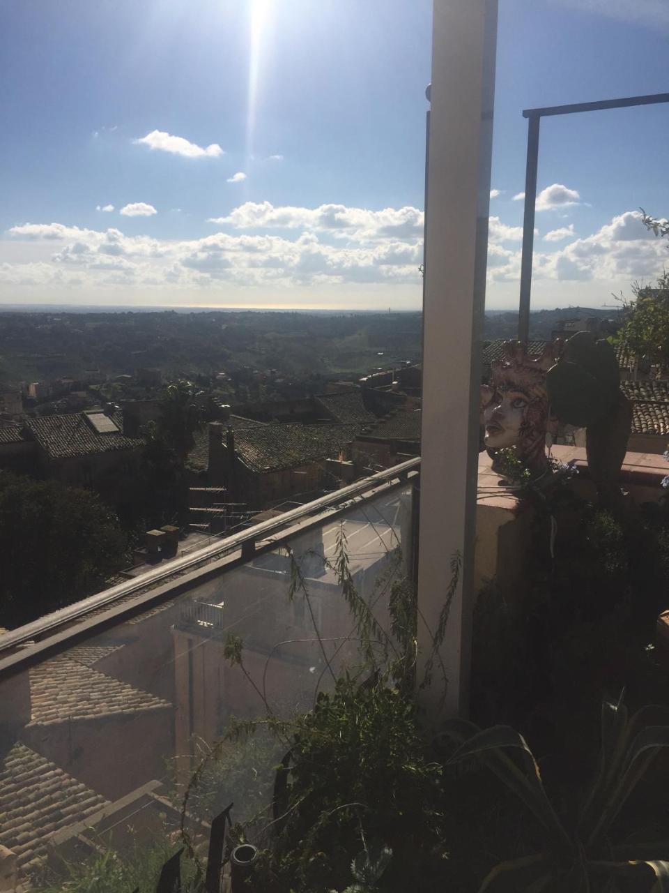 Frühstückspension Casa Tipica Siciliana Patronale Tremetrisoprailcielo Con Vista, Colazione Interna In Terrazzo Panoramico Caltagirone