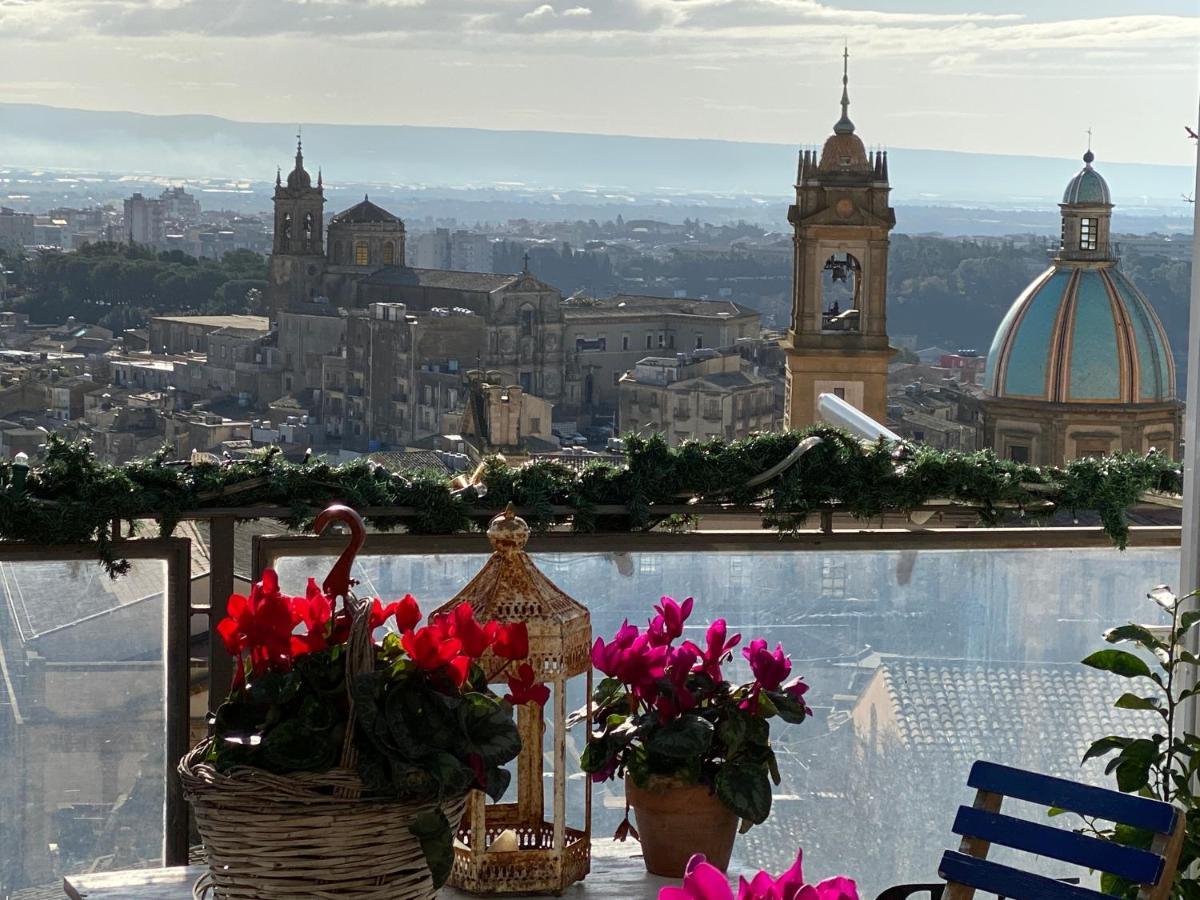 Casa Tipica Siciliana Patronale Tremetrisoprailcielo Con Vista, Colazione Interna In Terrazzo Panoramico 2*